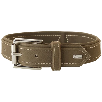 Brauner Hundehalsband mit weißer Naht und einer silbernen Schnalle, mit einem kleinen "HUNTER"-Logo-Anhänger.