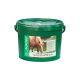 Grüner Eimer mit der Aufschrift "NATURMINERAL" mit einem Pferd, das Wasser trinkt, mit Text über Mineralbalance und verbesserte Rezeptur.