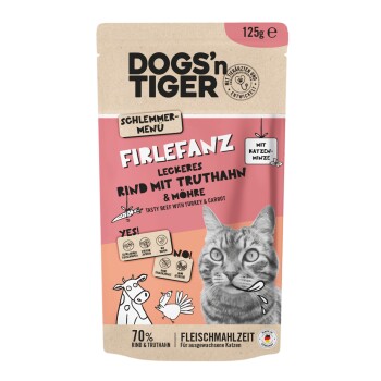 Verpackung für Katzenfutter mit dem Gesicht einer grauen Katze, beschriftet mit "DOGS'n TIGER FIRLEFANZ", mit der Angabe "Leckeres Rindfleisch mit Truthahn & Karotte."