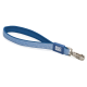 Blaue gepolsterte Handgelenksleine mit reflektierender Naht, Metall-Drehverschluss und 'Max & Molly'-Etikett.