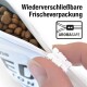 Hand schließt einen weißen Verschlussriegel an einer wiederverschließbaren Futtermitteltüte mit Kroketten; sichtbarer Text 'Wiederverschließbare Frischeverpackung' und 'AROMASAFE'.
