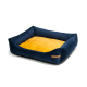 Ein gemütliches Haustierbett mit einem navyblauen Äußeren und einem weichen gelben Inneren, mit einem kleinen braunen Etikett mit der Aufschrift "Pet Collection."