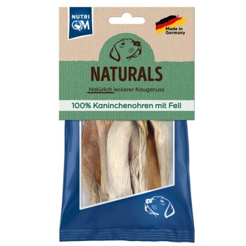 Nutri QM Naturals Hundesnacks, 100 % Kaninchenohren mit Fell, hergestellt in Deutschland, sichtbare getrocknete Kaninchenohren in blauer und grüner Verpackung.