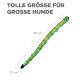Langes grünes und gelbes Plüsch-Hundespielzeug, das 178 cm mal 13 cm misst, mit der Aufschrift 'Tolle Größe für große Hunde'.