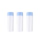 Drei zylindrische Haustierpflegeflaschen mit hellblauen Kappen und klaren Körpern, nebeneinander auf einem weißen Hintergrund angeordnet.
