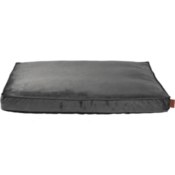 Graues Haustierbett mit einer weichen, plüschigen Oberfläche und einem braunen Lederetikett an der Seite.