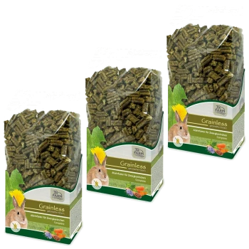 Trois sacs de nourriture pour lapins JR Farm Grainless avec des granulés verts et une étiquette allemande indiquant "Alleinfutter für Zwergkaninchen Complete."
