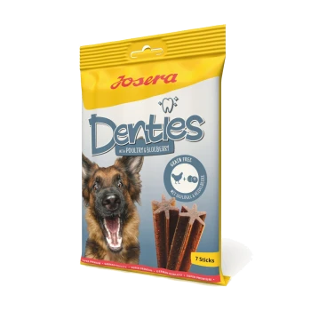 Hundeleckerli-Verpackung mit "Josera Denties" mit Geflügel und Heidelbeere, zeigt einen glücklichen Hund und gibt an "Getreidefrei" und "7 Sticks."