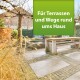Ein angelegter Garten mit einer Steinpatio und einem Holztisch, mit dem Text "Für Terrassen und Wege rund ums Haus" in Grün.