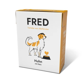 Karton mit Hundefutter, beschriftet mit "FRED", mit einem Cartoon-Hund und dem Text "Huhn mit Reis" auf weißem Hintergrund.