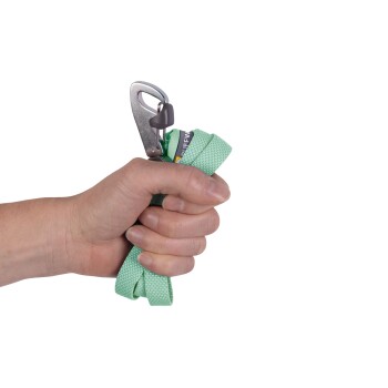 Eine Hand hält eine mintgrüne Hundeleine mit einem Metallclip, bereit zur Benutzung.