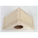 Cremefarbenes Katzenkratzhaus mit weichem Plüschstoff und sisal-bedeckten Seiten, mit einem vorderen Eingang.