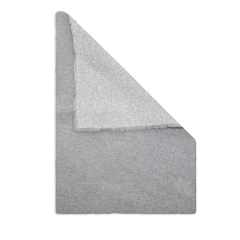 Graue wendbare Haustierdecke mit weicher Fleece-Textur, gefaltet, um beide Seiten zu zeigen, auf weißem Hintergrund.