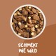 Brauner Hintergrund mit Text: "Schmeckt wie wild," der hohe Proteingehalt, glutenfrei und Vorteile für Haut und Knochen hervorhebt.