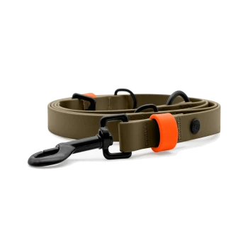 Eine strapazierfähige Hundeleine in olivgrün mit einem leuchtend orangefarbenen Griff und schwarzen Clips, ordentlich auf einem weißen Hintergrund gewickelt.