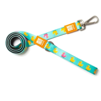 Blaue Haustierleine mit gelben und pinken Entenmotiven und orangefarbenen Anhängern mit der Aufschrift "Max & Molly Urban Pets" sowie Metallverschluss.