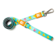 Blaue Haustierleine mit gelben und pinken Entenmotiven und orangefarbenen Anhängern mit der Aufschrift "Max & Molly Urban Pets" sowie Metallverschluss.