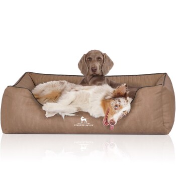 Ein gemütliches braunes Hundebett mit einem weißen und braunen Hund, der bequem liegt, mit dem Logo 'KNUFFELWUFF' auf der Vorderseite.