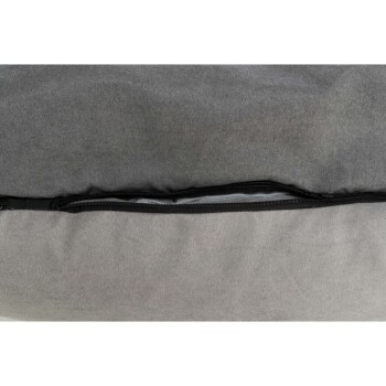 Nahaufnahme eines grauen Haustierbettes mit einem sichtbaren Reißverschluss entlang der Naht, das seinen weichen Stoff und die plüschige Füllung zeigt.