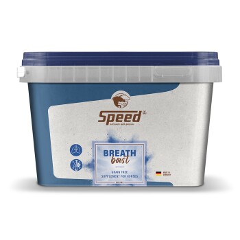 Behälter von "Speed Breath Boost," einem getreidefreien Ergänzungsmittel für Pferde, mit einem blauen Deckel und Logo, mit Text, der angibt, dass es in Deutschland hergestellt wird.