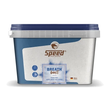 Behälter von "Speed Breath Boost," einem getreidefreien Ergänzungsmittel für Pferde, mit einem blauen Deckel und Logo, mit Text, der angibt, dass es in Deutschland hergestellt wird.
