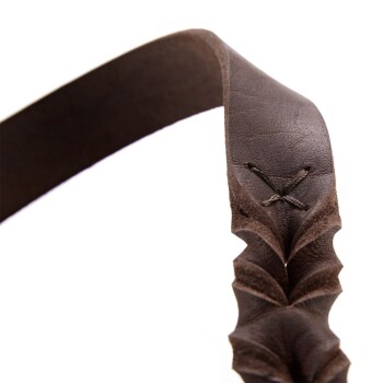 Nahaufnahme eines braunen Lederhalsbands für Haustiere mit dekorativen Nähten und strukturiertem Design.