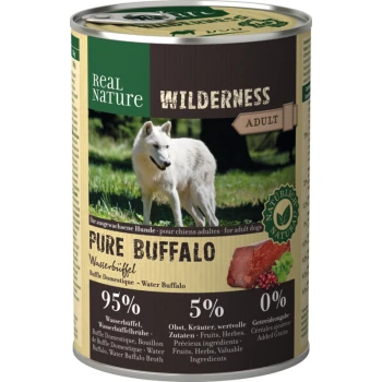 Dosen-Hundefutter "Real Nature Wilderness Adult Pure Buffalo," mit einem Bild eines weißen Wolfs, enthält 95 % Wasserbüffel und 5 % Früchte und Kräuter.