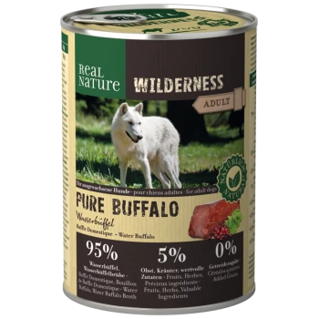 Dosen-Hundefutter "Real Nature Wilderness Adult Pure Buffalo," mit einem Bild eines weißen Wolfs, enthält 95 % Wasserbüffel und 5 % Früchte und Kräuter.