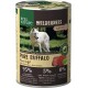 Dosen-Hundefutter "Real Nature Wilderness Adult Pure Buffalo," mit einem Bild eines weißen Wolfs, enthält 95 % Wasserbüffel und 5 % Früchte und Kräuter.