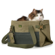 Eine stilvolle grüne Tragetasche für Haustiere mit einer Katze, die herausblickt, mit stabilen Griffen und einem kleinen angehängten Beutel.
