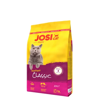 Eine Tüte Josi Cat Sterilised Classic Katzenfutter mit einer grauen Katze auf gelber und rosa Verpackung, beschriftet mit 'Erwachsene' und '86% tierisches Protein.'