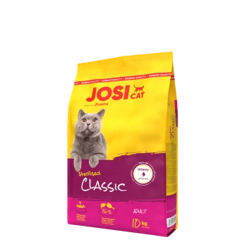 Eine Tüte Josi Cat Sterilised Classic Katzenfutter mit einer grauen Katze auf gelber und rosa Verpackung, beschriftet mit 'Erwachsene' und '86% tierisches Protein.'