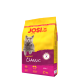 Eine Tüte Josi Cat Sterilised Classic Katzenfutter mit einer grauen Katze auf gelber und rosa Verpackung, beschriftet mit 'Erwachsene' und '86% tierisches Protein.'
