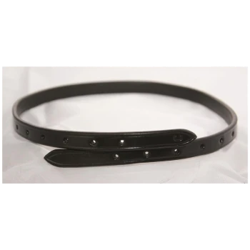 Schwarzes Leder-Haustierhalsband mit silbernen Nieten, flach auf einer weißen Oberfläche liegend.