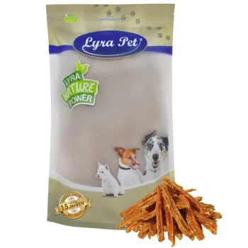 Eine Tüte Lyra Pet Hundeleckerlis, beschriftet mit 'Lyra Nature Power', mit Bildern eines Hundes, einer Katze und einem kleinen Hund auf der Vorderseite, neben einem Haufen Leckerlis.