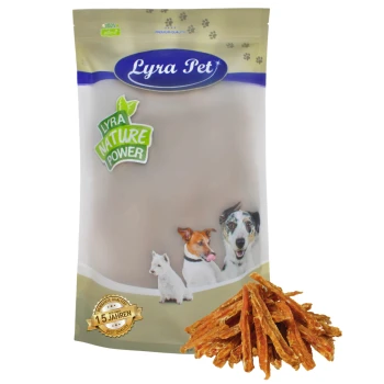 Eine Tüte Lyra Pet Hundeleckerlis, beschriftet mit 'Lyra Nature Power', mit Bildern eines Hundes, einer Katze und einem kleinen Hund auf der Vorderseite, neben einem Haufen Leckerlis.