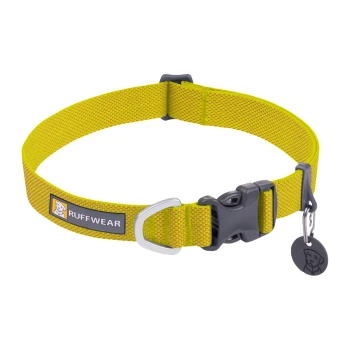 Ein leuchtend gelbes Hundehalsband mit einer schwarzen Schnalle und einem Metall-D-Ring, mit einem 'RUFFWEAR'-Logo-Patch.