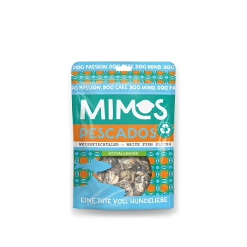 Eine bunte Haustier-Leckerlitasche mit der Aufschrift "MIMOS PESCADOS", die mit weißen Fischscheiben gefüllt ist, als hypoallergen gekennzeichnet, mit einem Design aus lebhaften Mustern.