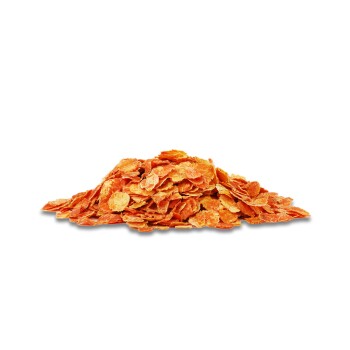 Ein Haufen orangefarbener Haustierfutterflocken auf einem weißen Hintergrund, der eine knusprige Textur zeigt, die ideal für die Ernährung von Haustieren ist.