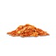 Ein Haufen orangefarbener Haustierfutterflocken auf einem weißen Hintergrund, der eine knusprige Textur zeigt, die ideal für die Ernährung von Haustieren ist.