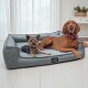 Zwei Hunde, ein kleiner Yorkshire Terrier und ein großer brauner Hund, die auf einem grauen Tierlando-Haustierbett in einem hellen Raum liegen.