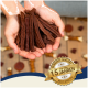 Ein Paar Hände hält einen Haufen dunkler, zäher Haustierleckerlis, mit einem Abzeichen, das "Beste Qualität" und "Bewährte Qualität seit über 15 Jahren" angibt.