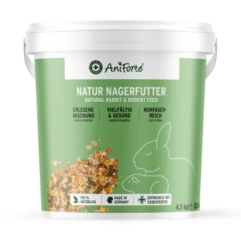 4,5 kg AniForte Naturfutter für Kaninchen und Nagetiere in einem Behälter mit grünem Etikett, das ein Kaninchen und ein Nagetier zeigt, in Deutsch und Englisch.