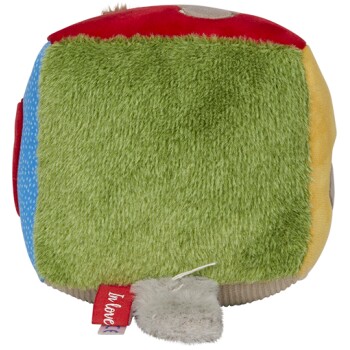 Buntes plüschiges Haustierspielzeug in Form eines Quadrats mit grünen, roten, blauen und gelben Abschnitten, mit einem kleinen Schwanz und einem Etikett, das 'In love' sagt.