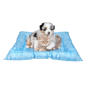 Ein flauschiger Welpe und eine graue getigerte Katze kuscheln zusammen auf einem blauen Haustierbett, das mit Wassertropfen dekoriert ist.