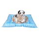 Ein flauschiger Welpe und eine graue getigerte Katze kuscheln zusammen auf einem blauen Haustierbett, das mit Wassertropfen dekoriert ist.