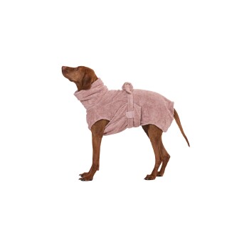 Ein brauner Hund trägt einen weichen, rosa, flauschigen Haustiermantel mit hohem Kragen und einem Bindegürtel, der elegant vor einem weißen Hintergrund steht.
