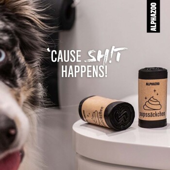 Nahaufnahme des Gesichts eines Hundes mit blauen Augen neben ALPHAZOO Müllsäcken mit der Aufschrift 'puppsäckchen' und dem Text ''CAUSE SH!T HAPPENS!' darüber.