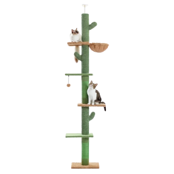 Zwei Katzen spielen auf einem hohen, grünen katzenbaumförmigen Kratzbaum mit mehreren Ebenen und Kratzpfosten, der ein hängendes Ballspielzeug hat.