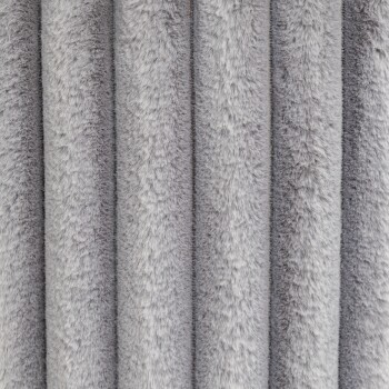 Weicher, plüschiger grauer Stoff mit einer pelzigen Textur, angeordnet in vertikalen Streifen.